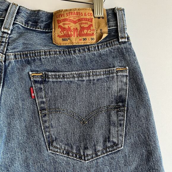 Levis 501 Jeans Mens 30x30 Blue Denim Pants Faded Washout Classic Buttonfly - Picture 4 of 10